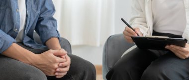 Adam zihinsel sağlık sorunlarının danışmanlık olduğunu söylüyor. Psikiyatrist tedavi için hastanın durumunu kaydediyor. teşvik, sevgi ve aile sorunu, bipolar, depresyon hastası, intiharı koru