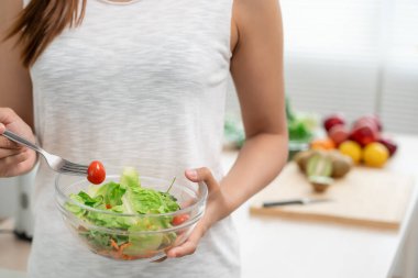 İnce bir kadın vücudu sağlıklı yiyecekler seçer. Kadın sağlıklı yaşam için kilo verme hedefine ulaşır, düşük kalori, ince bel, beslenme uzmanı. Diyet, vücut şekli, denge kontrolü, kaçınma, beslenme