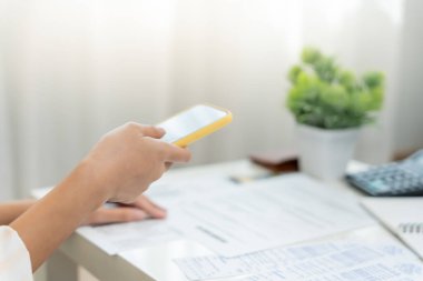 Modern kadınlar barkod veya QR kodlarını taramak için telefon kullanırlar. Belge faturasını aldıktan sonra kredi kartı faturalarını ödemek için. Ödeme, ödeme, ödeme elektrik, dijital ödemeler para, teknoloji, tarama olmadan