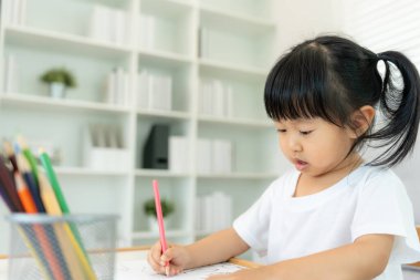 Mutlu Asya çocukları kağıt üzerinde resim yapmayı öğreniyor. Etkinlik, gelişim, IQ, EQ, meditasyon, beyin, kas, temel beceriler, ailenin birlikte zaman geçirmesi. Tatil