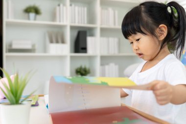 Mutlu Asyalı çocuklar evde kitap okuyarak rahatlar. Kızım ve bir hikaye okuyordum. öğrenme, çocuk bakımı, gülme, eğitim, hikaye anlatma, uygulama, hayal etme, bağımlılık cep telefonunu azaltma