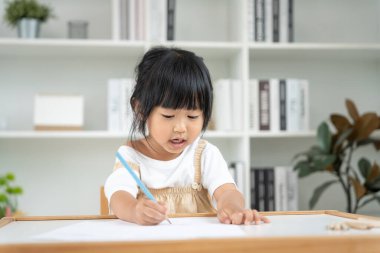 Asyalı çocuklar kağıt üzerinde resim yapmayı öğreniyorlar. Etkinlik, gelişim, IQ, EQ, meditasyon, beyin, kas, temel beceriler, ailenin birlikte zaman geçirmesi. Tatil