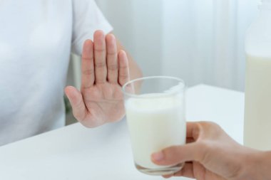 Süt alerjisi, kadının kafası karışmış süt, hoşgörüsüzlüğe karşı alerjisi olduğu için burnu akmış. Karın ağrısı, alerji, ceviz proteini, kızarıklık, ölüm, gıda alerjisi.