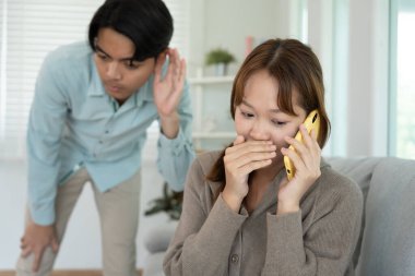 Çifte randevu, karı birini aramak için telefon kullanmak, biraz kaçamak yapmak, zina yapmak, çok eşlilik, karısının bir ilişkisi vardı. Aile sorunu, aldatma, boşanma, ayrılma.