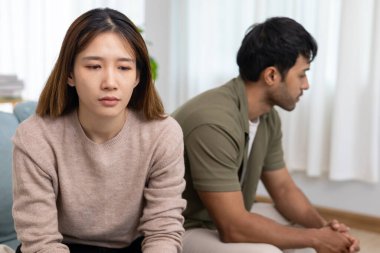 Boşanma. Asyalı çiftler evlendikten sonra çaresiz ve hayal kırıklığına uğrarlar. Karı koca kavgalar yüzünden üzgün, üzgün ve hayal kırıklığına uğramış durumdalar. Güvensizlik, aşk sorunları, ihanetler. Aile sorunu, gençlik aşkı