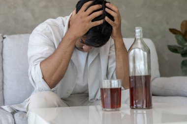 Depresyon ve akıl hastalığı. Asyalı adam kötü haber aldıktan sonra üzülür. Stresli çocuk mutsuz problemle kafasını karıştırıyor, kız arkadaşla tartışıyor, ağlıyor ve beklenmedik işler için endişeleniyor, ekonomide düşüş var..