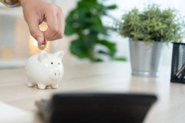 Para biriktir. İş kadını kumbaraya tasarruf için para koyuyor. wealth, Finance, business, invest, Emeklilik, future, muhasebe, plan life, economize, bankacılık, family, healt