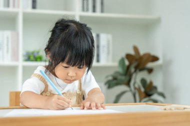 Mutlu Asya çocukları oyun oynayıp resim ve çizgi film öğreniyor. Komik aile evde mutlu ve heyecanlı. Anne ve kızı birlikte vakit geçiriyorlar. Tatil, etkinleştir