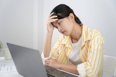 Baş ağrısı, kadın migren ağrısı, kötü sağlık, Asyalı kadın stres ve baş ağrısı, ofis sendromu, alınına dokunmaktan yorgun düşmüş migren ya da depresyon, sinirli kız, hüzün.