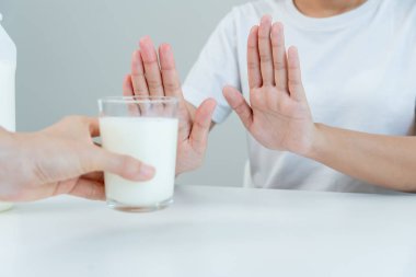 Süt alerjisi, kadının kafası karışmış süt, hoşgörüsüzlüğe karşı alerjisi olduğu için burnu akmış. Karın ağrısı, alerji, ceviz proteini, kızarıklık, ölüm, gıda alerjisi.