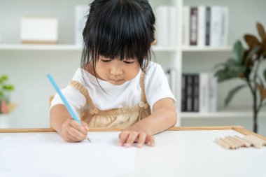 Mutlu Asya çocukları oyun oynayıp resim ve çizgi film öğreniyor. Komik aile evde mutlu ve heyecanlı. Anne ve kızı birlikte vakit geçiriyorlar. Tatil, Etkinlik