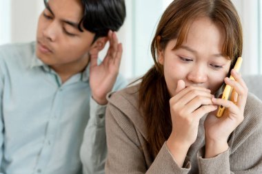 Çifte randevu, karı birini aramak için telefon kullanmak, biraz kaçamak yapmak, zina yapmak, çok eşlilik, karısının bir ilişkisi vardı. Aile sorunu, aldatma, boşanma, ayrılma.
