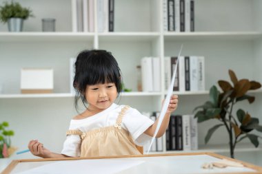 Mutlu Asya çocukları resim yapmayı öğreniyor ve eğleniyor. Aile evde mutlu ve heyecanlı. Anne ve kızı birlikte vakit geçiriyorlar. Tatil, Faaliyet, Yönetici Fonksiyonu, IQ, EQ