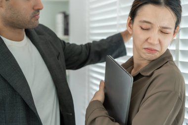 Yönetici ya da kıdemli bir bayan meslektaşına cinsel tacizde bulundu. Ofiste cinsel taciz. Tacize uğradığım için gergin ve stresliyim. taciz, saldırı, uygunsuz, ayrımcılık, istismar