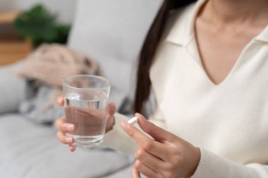 Kız elinde ilaç, ağrı kesici, tedavi, hastalık tedavisi, sterilize etme, vitamin, yatıştırıcı, sağlık hizmetleri, diyet takviyesi, tıbbi tedavi için ilaç, tonik, günlük ilaç dozajı