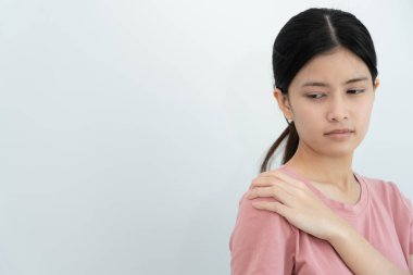 Kadın omuz ve omuz tutuyor ve dayanılmaz ağrılar çekiyor. Sağlık ve sorunlar, kronik omuz ağrısı, omuz ağrısı, skolyoz, bel fıtığı, kas iltihabı.