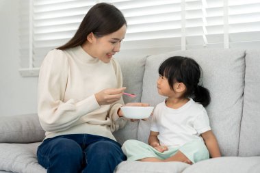 Aile zamanı, kahvaltı, tatillerde birlikte aktiviteler. Annem ve kızım tatillerde birlikte yemek yiyorlar. Sabah aile için yeni bir ev, iyi eğlenceler, hafta sonu, boş zaman