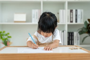 Mutlu Asya çocukları kağıt üzerinde resim yapmayı öğreniyor. Etkinlik, gelişim, IQ, EQ, meditasyon, beyin, kas, temel beceriler, ailenin birlikte zaman geçirmesi. Tatil