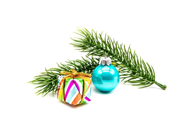 Fir Takken Kerst Ornament Geschenk Geïsoleerd — Stockfoto