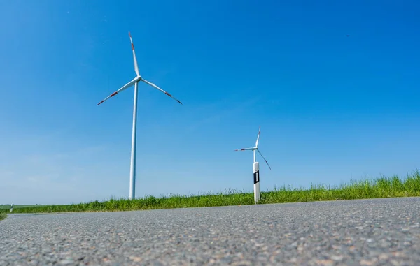 Elektrik Üretimi Için Rüzgar Türbinleri Yeşil Ekolojik Enerji Üretimi — Stok fotoğraf