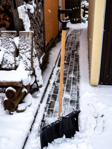 Winter Mit Der Schneeschaufel Den Weg Frei Machen — Stockfoto