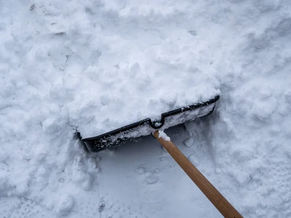 Schneeschaufel Mit Viel Schnee — Stockfoto