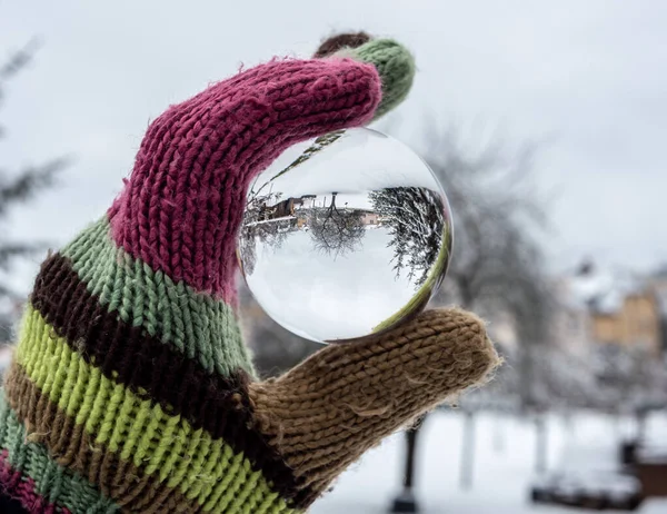 Bunte Handschuhe Einer Winterlandschaft Mit Glaskugel — Stockfoto