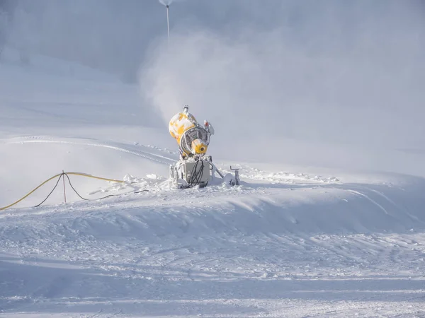 阿尔卑斯山区 滑雪区的雪炮 — 图库照片