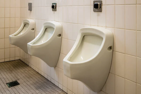 Urinale Der Modernen Öffentlichen Toilette — Stockfoto