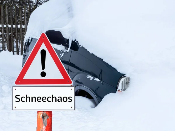 Auto Vast Sneeuw Met Waarschuwingsbord Het Duits — Stockfoto