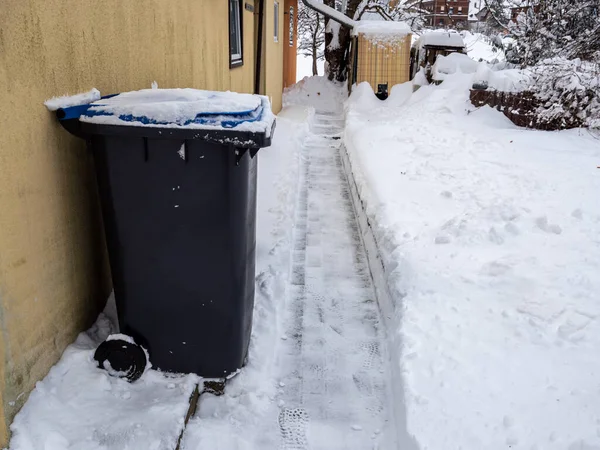 Clear Snow Away Garbage Cans — Stock Photo, Image