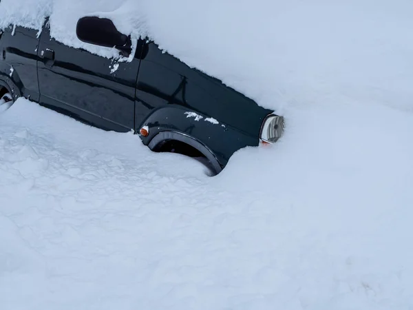Samochód Całkowicie Zasypany Zimą — Zdjęcie stockowe
