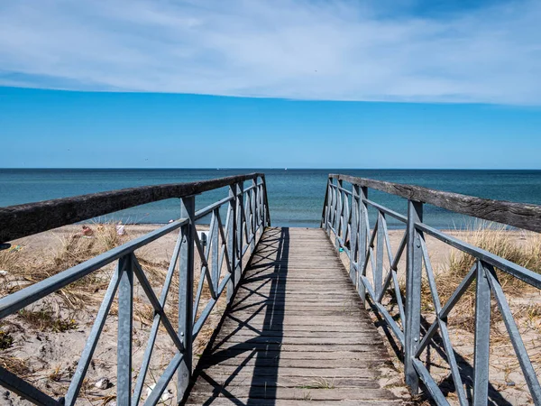 Almanya Baltık Denizi Ndeki Sahile Giden Köprü — Stok fotoğraf