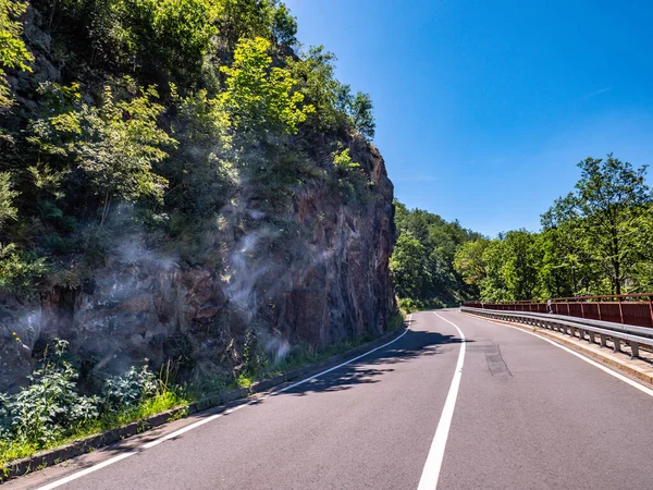 Harz山区有岩石的乡村道路 — 图库照片