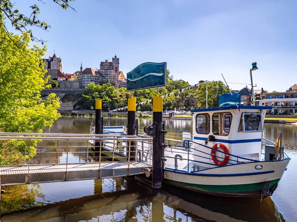 Utsikt Över Saale Med Bernburg Slott — Stockfoto