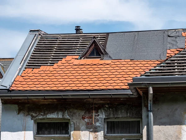 Крыша Недавно Покрыта Черепицей — стоковое фото
