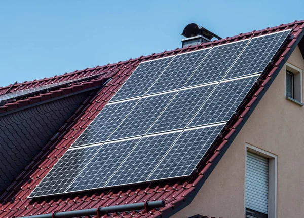 Energia Solar Telhado Casa — Fotografia de Stock