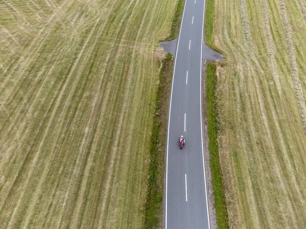 乡间道路上摩托车的空中景观 — 图库照片