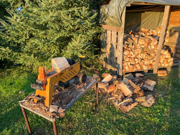 Log Splitter Med Brænde Til Vinteren - Stock-foto