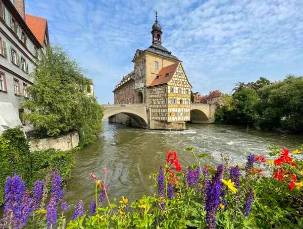 Prefeitura Velha Bamberg Com Flores Primeiro Plano — Fotografia de Stock
