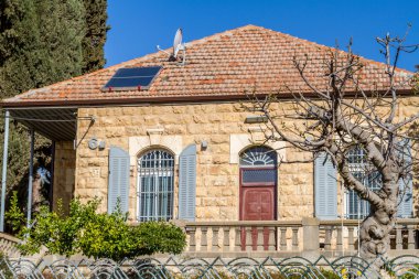 Panjurlar, Jerusalem ile taş ev, kemerli pencereler