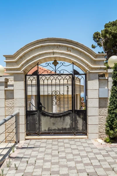 Vintage Iron gate taş kemer ile. — Stok fotoğraf