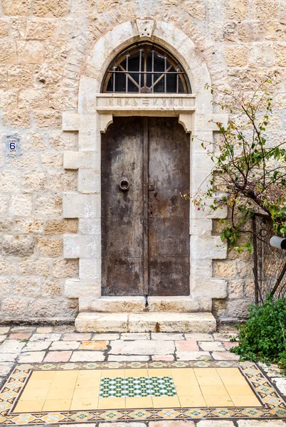 Puerta doble vieja con el transom medio redondo, Jerusalén — Foto de Stock