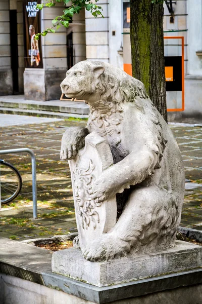 Escultura de um urso com escudo em Varsóvia — Fotografia de Stock