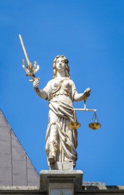 Justitia - adalet heykeli. Golden Gate Gdansk, Polonya 