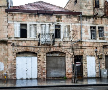 Kudüs'te eski ev. Kış günü yağmur sonra