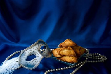 Purim, karnaval maskesi ve hamantaschen Yahudi tatil