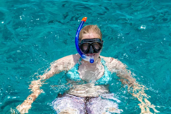 Fille avec masque de plongée nageant en mer — Photo