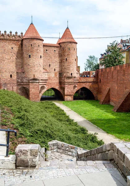 Middeleeuws kasteel met defensieve torens in Warschau, Polen — Stockfoto