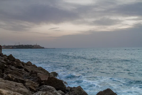 Θαλασσογραφία, στη Μεσόγειο θάλασσα, το βράδυ χειμώνα. Τελ Αβίβ — Φωτογραφία Αρχείου